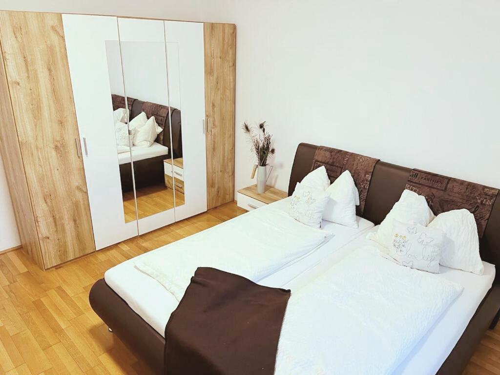 Taferne In Koestendorf - Ferienwohnung Monteurzimmer Neumarkt am Wallersee Esterno foto